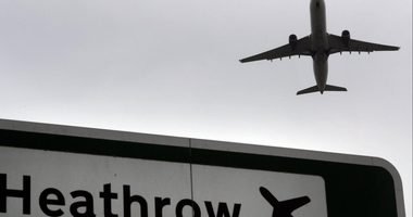 Káosz a brit repülőtereken: leálltak a felszállások Heathrow-n és Gatwicken egy technikai hiba miatt
