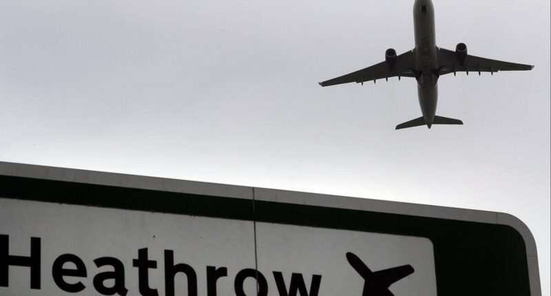 Káosz a brit repülőtereken: leálltak a felszállások Heathrow-n és Gatwicken egy technikai hiba miatt
