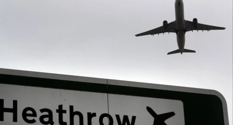 Káosz a brit repülőtereken: leálltak a felszállások Heathrow-n és Gatwicken egy technikai hiba miatt
