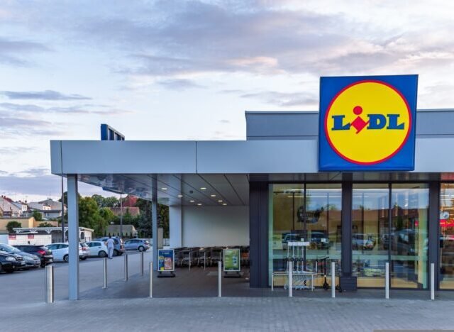 Kirúgtak egy Lidl-dolgozót Angliában, mert megivott egy 17 pennys vizet