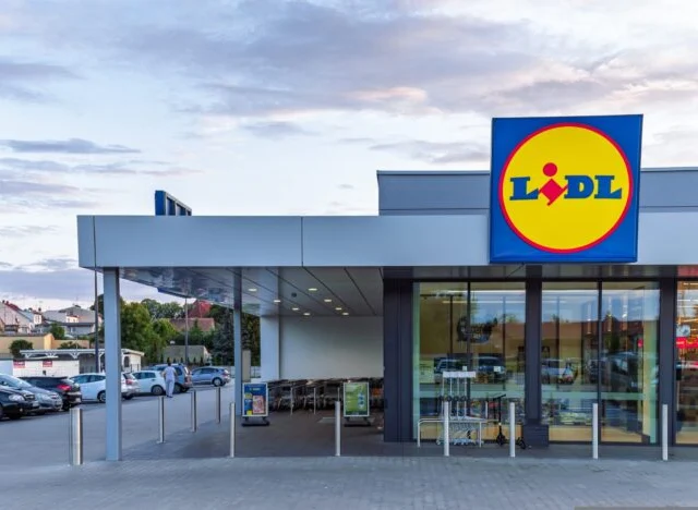 Kirúgtak egy Lidl-dolgozót Angliában, mert megivott egy 17 pennys vizet