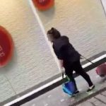 „Pórázon” húzta maga után a földön fekvő gyerekét egy nő Liverpool belvárosában