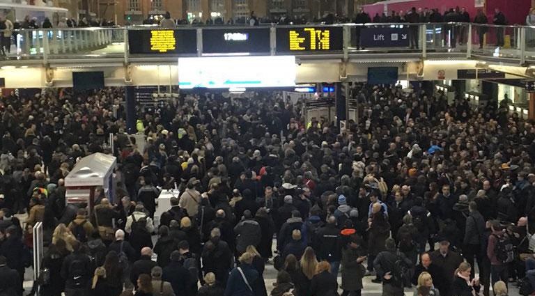 Hatalmas káosz Londonban a Liverpool Street-en — vonat gázolt el valakit 2