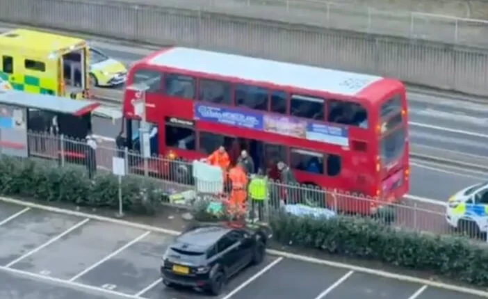 Újabb végzetes kimenetelű támadás Londonban egy buszon: 14 éves fiú vesztette életét az emberek szeme láttára 13