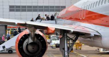 Több, mint 1700 nyári londoni járatát törölte ma a közismert fapados légitársaság: legalább 180 000 érintett utas