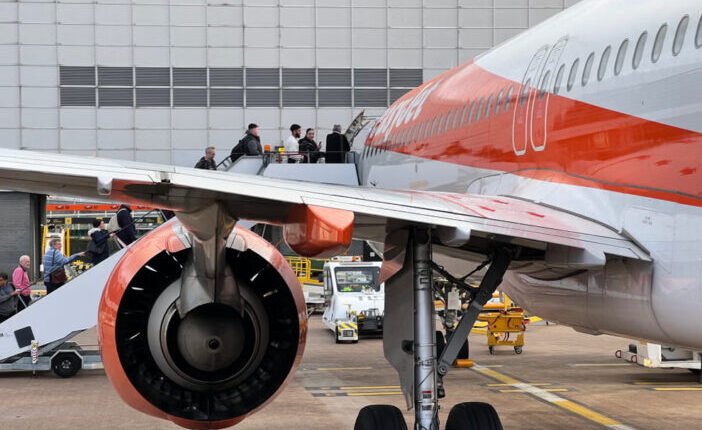 Több, mint 1700 nyári londoni járatát törölte ma a közismert fapados légitársaság: legalább 180 000 érintett utas