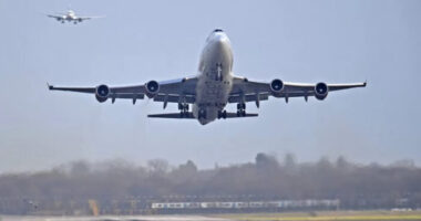 Újabb káosz London egyik legnagyobb repülőterén: sok járatot töröltek, és több száz gép késett