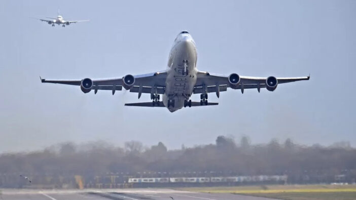 Újabb káosz London egyik legnagyobb repülőterén: sok járatot töröltek, és több száz gép késett 1