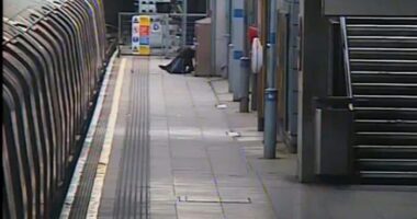 A sínekre zuhant egy személy az egyik forgalmas londoni metróállomáson - négy metró is átment rajta, mire észrevették