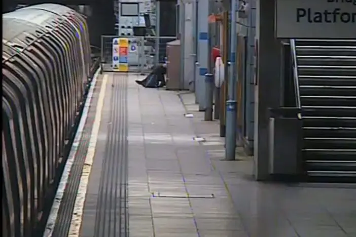 A sínekre zuhant egy személy az egyik forgalmas londoni metróállomáson - négy metró is átment rajta, mire észrevették