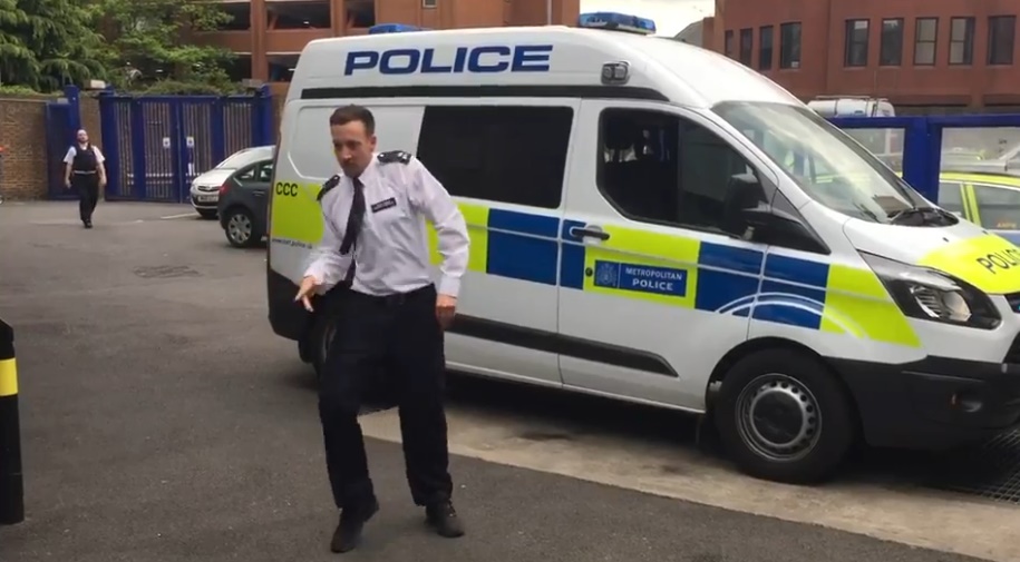 Az angol rendőr rögtönzött táncvideója futótűzként terjed a neten 34