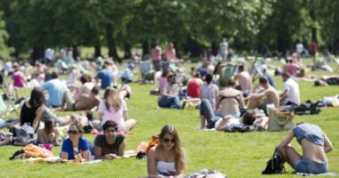 Érkezik a melegebb idő Angliába - a Met Offie szerint heteken belül akár az első mini hőhullám is megérkezhet