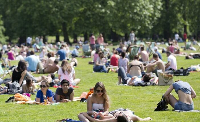 Érkezik a melegebb idő Angliába - a Met Offie szerint heteken belül akár az első mini hőhullám is megérkezhet