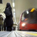 A metró alá löktek egy férfit mindenki szeme láttára London belvárosában