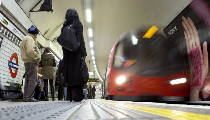 A metró alá löktek egy férfit mindenki szeme láttára London belvárosában 1