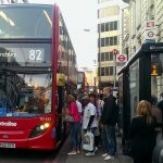 Ötletes újítás jön a buszokon Londonban, ami könnyíti a közlekedést