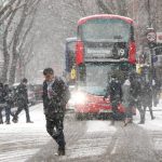 Március közepe van és ismét szakad a hó Anglia nagy részén: sok repülőjáratot töröltek