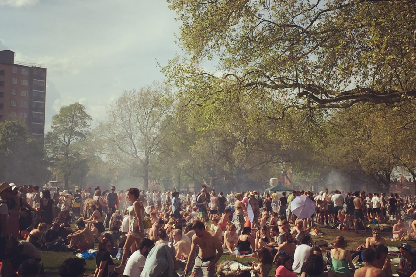 "Embertelen állapotok" a londoni parkban a hétvégi részeg, szemetelő tömegek miatt 2