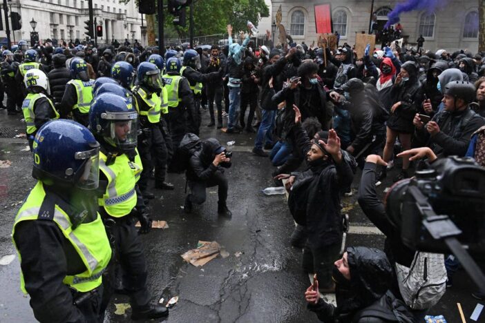 Összecsaptak a rendőrök és a tüntetők: komoly felfordulás alakult ki London belvárosában 8