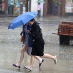 Esős, viharos hétvége jön, de visszatér a nyárias jó idő Angliába