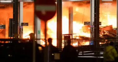 Újabb hírek a Luton reptéri hatalmas tűz kapcsán: kiderült, mi okozta a tüzet, videón a parkoló beomlása, és még több járattörlés 6