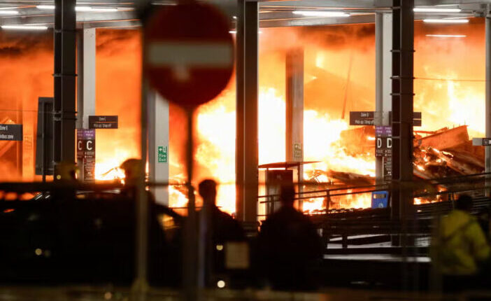 Újabb hírek a Luton reptéri hatalmas tűz kapcsán: kiderült, mi okozta a tüzet, videón a parkoló beomlása, és még több járattörlés 7