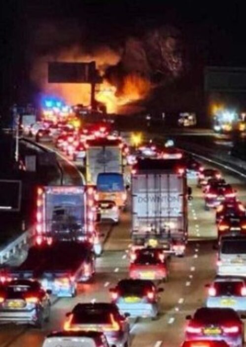 Súlyos baleset az M27-esen Angliában: 1 kamionsofőr meghalt, a kamion kigyulladt, 3 embert letartóztattak 6