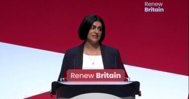 A brit belügyminiszter nagy bejelentése a migránsok tartózkodása és a menekültügyi rendszer kapcsán