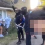 Leszámolás egy londoni házibuliban: machetékkel felfegyverzett csoport rontott be és szúrt le egy fiatalt