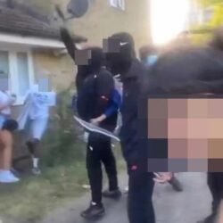Leszámolás egy londoni házibuliban: machetékkel felfegyverzett csoport rontott be és szúrt le egy fiatalt machete támadás házibuli london