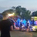 Egy kocsi gyalogosok közé hajtott, egy fiatalt pedig „gépfegyverrel” lőttek meg Angliában