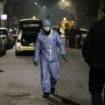 Lelőttek, majd halálra késeltek egy fiatalt az utcán Kelet-Londonban