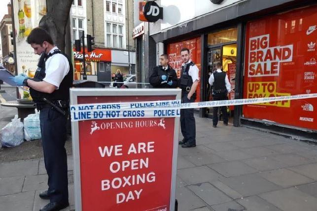 15 éves fiút szúrtak le egy vásárlókkal teli üzletben Karácsony másnapján Londonban 2