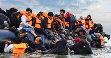 Hatalmas összeget kaphatnak a migráns családok, ha önként elhagyják az Egyesült Királyságot