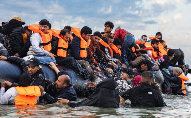 Hatalmas összeget kaphatnak a migráns családok, ha önként elhagyják az Egyesült Királyságot