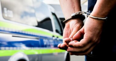 Hatalmas felháborodás Angliában: szabadon távozhat a 14 éves iráni migráns fiú, aki megerőszakolt egy lányt