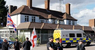 Újabb 11 migránshotel bezárására készül a brit kormány