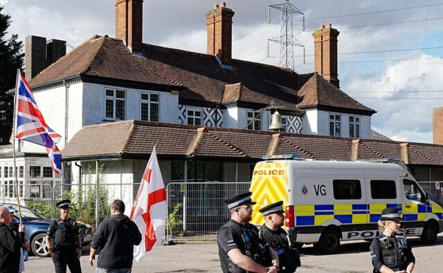 Újabb 11 migránshotel bezárására készül a brit kormány