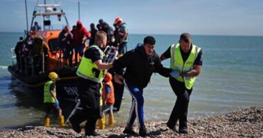 Kiderült: Az Egyesült Királyság 53 millió fontot fizetett ki, a migránsoknak, akik önként elhagyták az országot