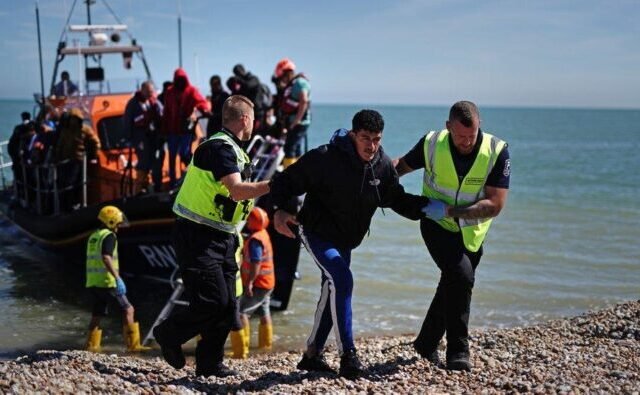 Kiderült: Az Egyesült Királyság 53 millió fontot fizetett ki, a migránsoknak, akik önként elhagyták az országot