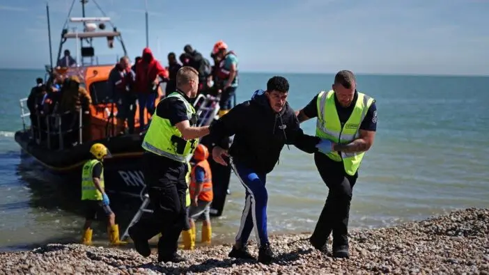 Kiderült: Az Egyesült Királyság 53 millió fontot fizetett ki, a migránsoknak, akik önként elhagyták az országot