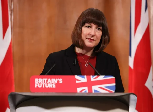 Visszavonulót fúj a brit kormány a minimálbér emelése kapcsán, ami az angliai magyarokat is érinti