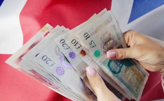 Hivatalos! Közzétették mennyivel nő a minimálbér Nagy-Britanniában – milliók örülhetnek