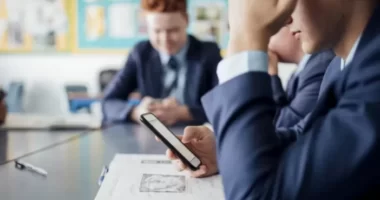 Teljesen betiltanák a mobiltelefonok használatát a diákoknak az iskolákban egész Nagy-Britanniában