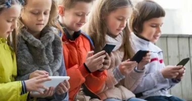 Teljesen betiltják a mobiltelefonokat az iskolákban Angliában és törvénybe is foglalják