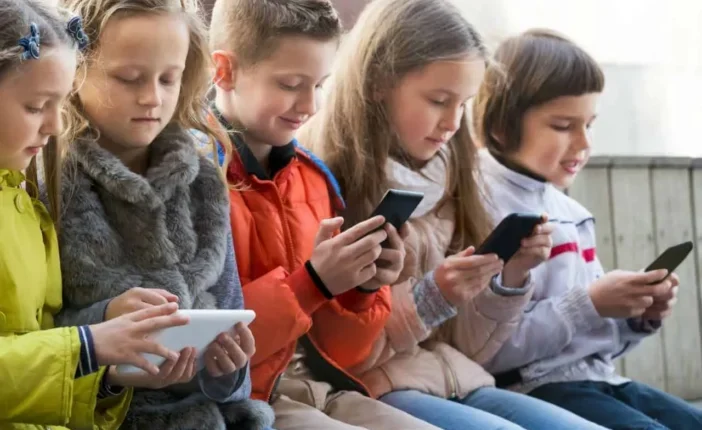 Teljesen betiltják a mobiltelefonokat az iskolákban Angliában és törvénybe is foglalják