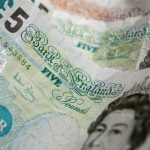 Emelkednek a fizetések, csökken a munkanélküliség Nagy-Britanniában (friss adatok)