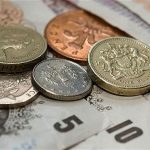 Holnaptól nagyot emelkedik a minimálbér Nagy-Britanniában és az adósávok is változnak