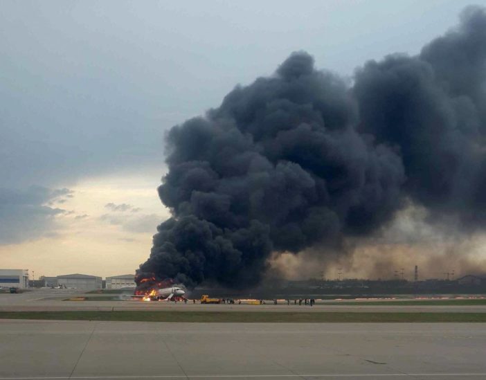 Lángba borult egy utasszállító repülő kényszerleszállás közben: 41 halott 5
