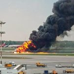 Lángba borult egy utasszállító repülő kényszerleszállás közben: 41 halott